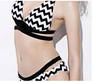 Black White Chevron Pattern Stretch Fabric Quick-Dry Wrap Bikini Set Cross Straps Cut Out High-Cut Two Piece For Beachwear